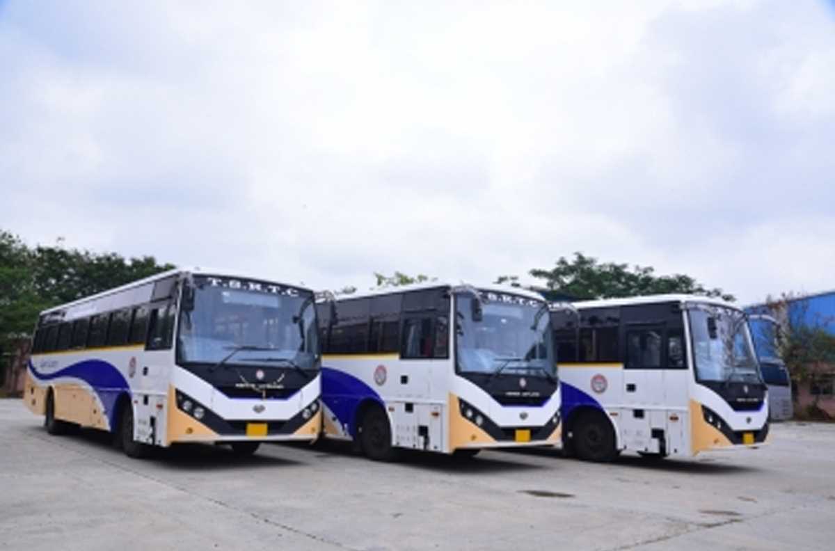 तेलंगाना : मंत्री ने टीएसआरटीसी की 50 नई सुपर लग्जरी बसों को दिखाई हरी झंडी तेलंगाना : मंत्री ने टीएसआरटीसी की 50 नई सुपर लग्जरी बसों को दिखाई हरी झंडी